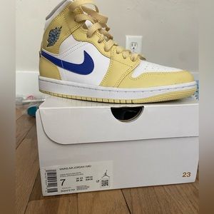 Jordan 1 mid Womens 7. Never worn. New w original box